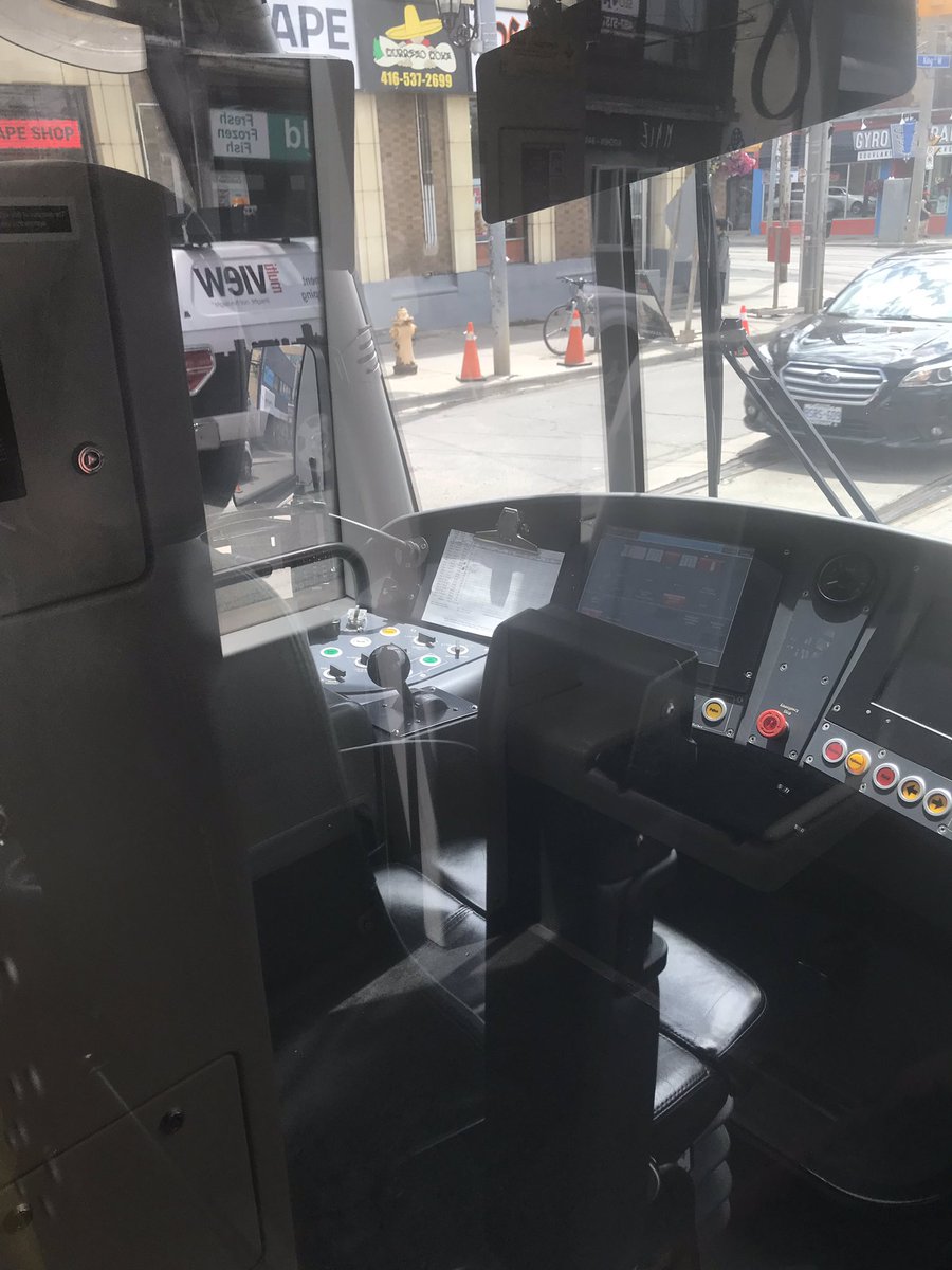 _everydayqueen's tweet photo. .@TTChelps gotta love it when your streetcar driver just dips. #10minutesandcounting #idliketogetwhereimgoing #nicetrafficjamyouvecaused https://t.co/f9rVIvBJWQ