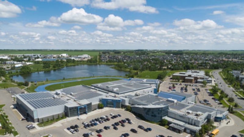 SolarStoreCA's tweet image. Pretty exciting to see Canada’s largest municipal rooftop solar system now operational in Airdrie. Check out the full story tiny.cc/n6ys9y #solar #solarpanels #renewables #RenewableEnergy
