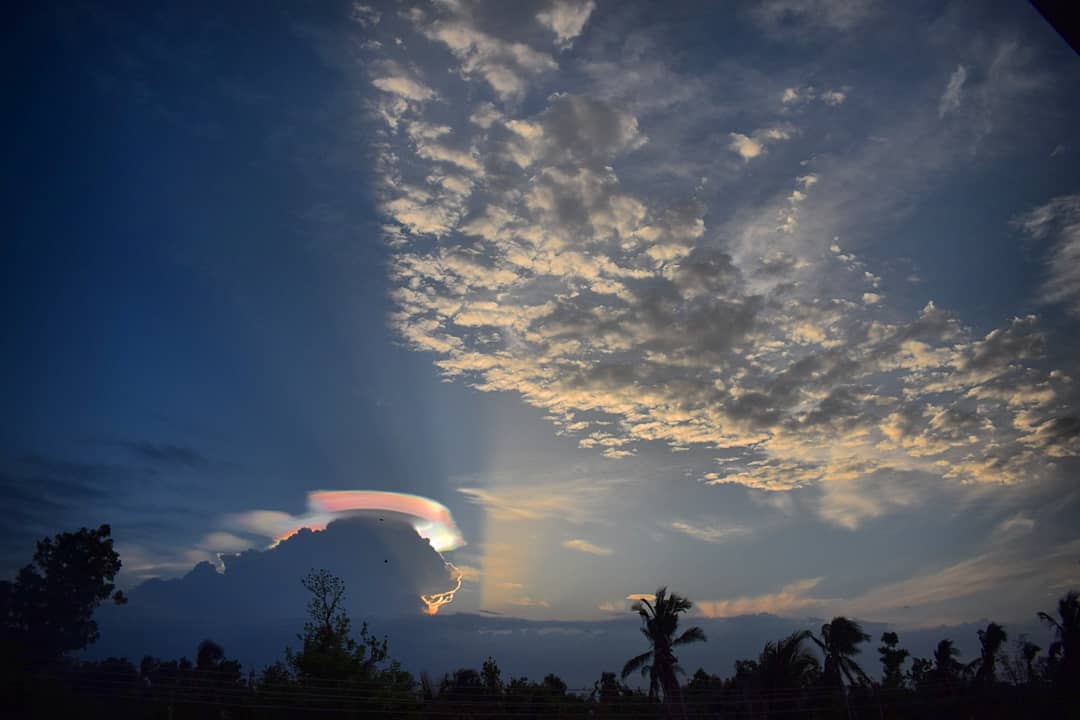 AparnaS24576219's tweet photo. Before @chiragwakaskar told me these were iridescent clouds, I thought I finally got my wish of witnessing a miracle, fulfilled.
Taken from my house, in a small village with a big name, Vettaikaranerapu.
#cloud #cloudburst #cloudbleed #iridescentclouds #iridescent #tamilnadu https://t.co/jbgpEXoDp8