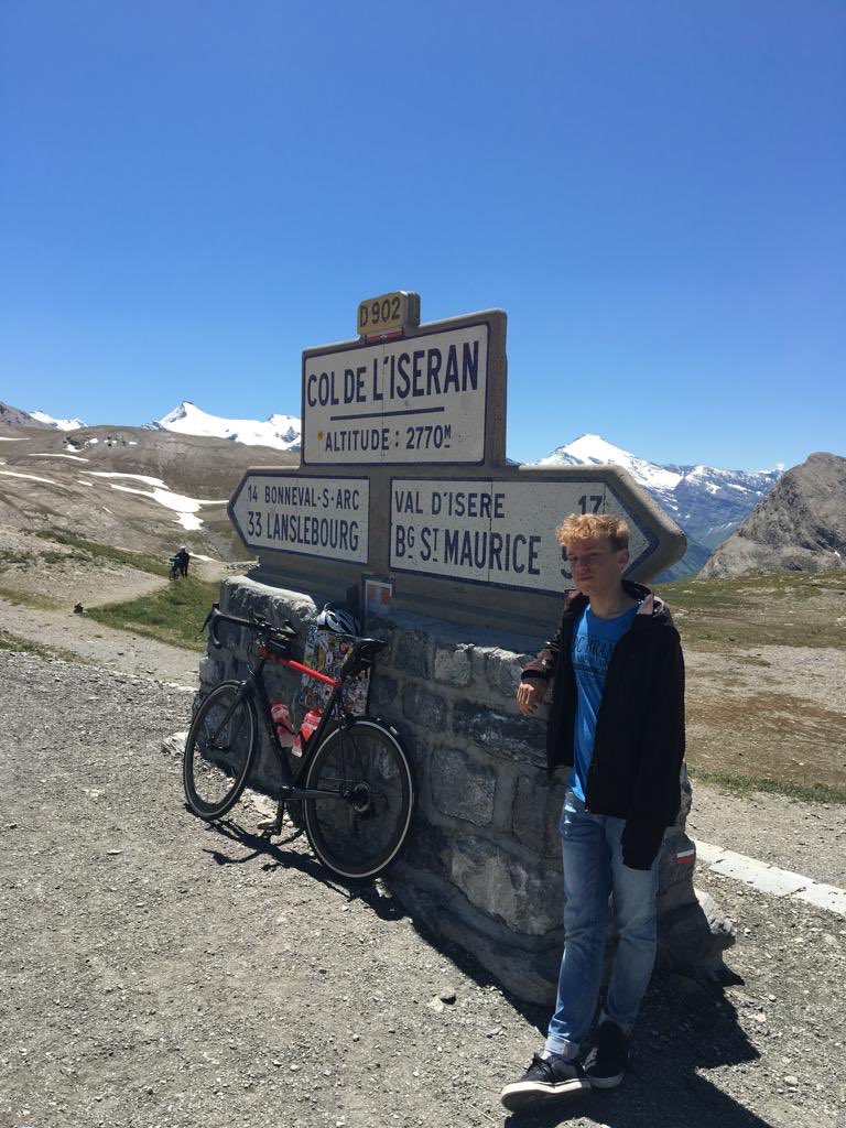 KarinKlooster73's tweet photo. Dak Tour de France bedolven onder sneeuw https://t.co/BYvkLkaN0b. Today! 16 July https://t.co/OHkfL2hNPf