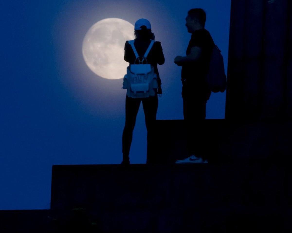 TomDuffinPhotos's tweet photo. Moonsplaining - 50 years after man 1st set foot on the moon some still feel the need to explain to their partners how to best capture a photo of it. Save yourself the arguments and book me instead for a One to One session #MoonLanding50 #Edinburgh #Moonsplaining #Mansplaining https://t.co/szvFyMyVKz