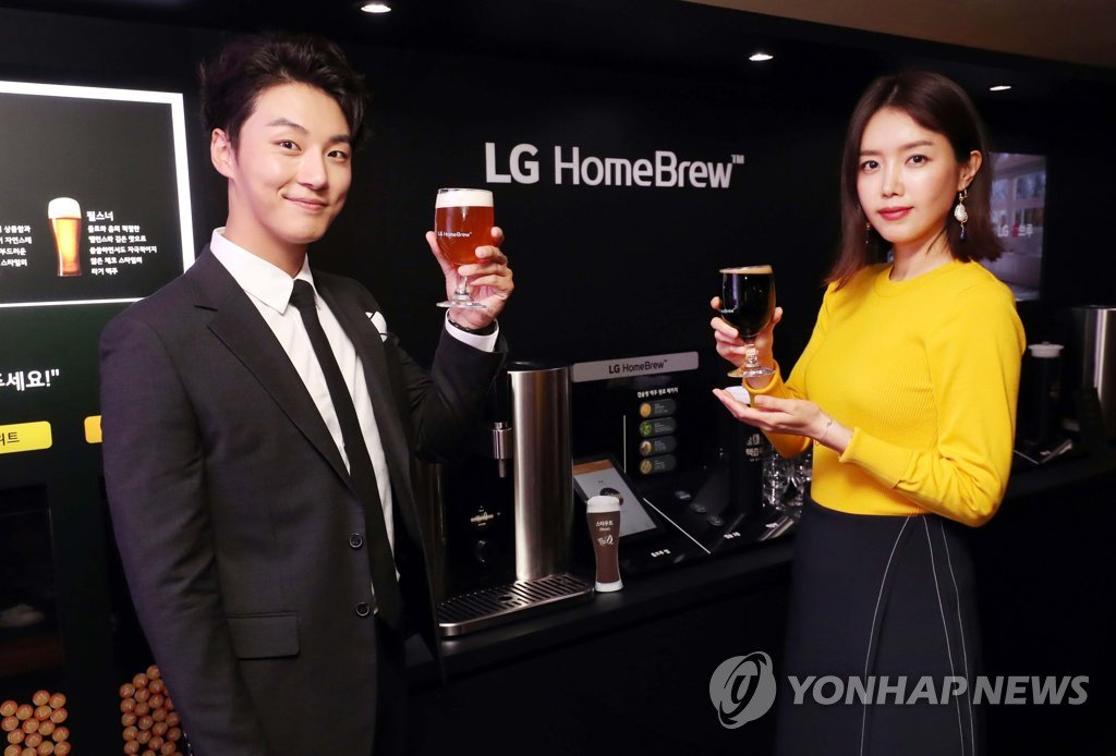 yunrac's tweet photo. Yoon Shi Yoon at LG HomeBrew presentation event🍺✨
#윤시윤 #섹시윤 #윤동구 #시유니 #尹施允 #ユンシユン #YoonSiYoon #YoonShiYoon #moa_ent #LGHomeBrew #LG홈브루 https://t.co/tVGaI6FgLB