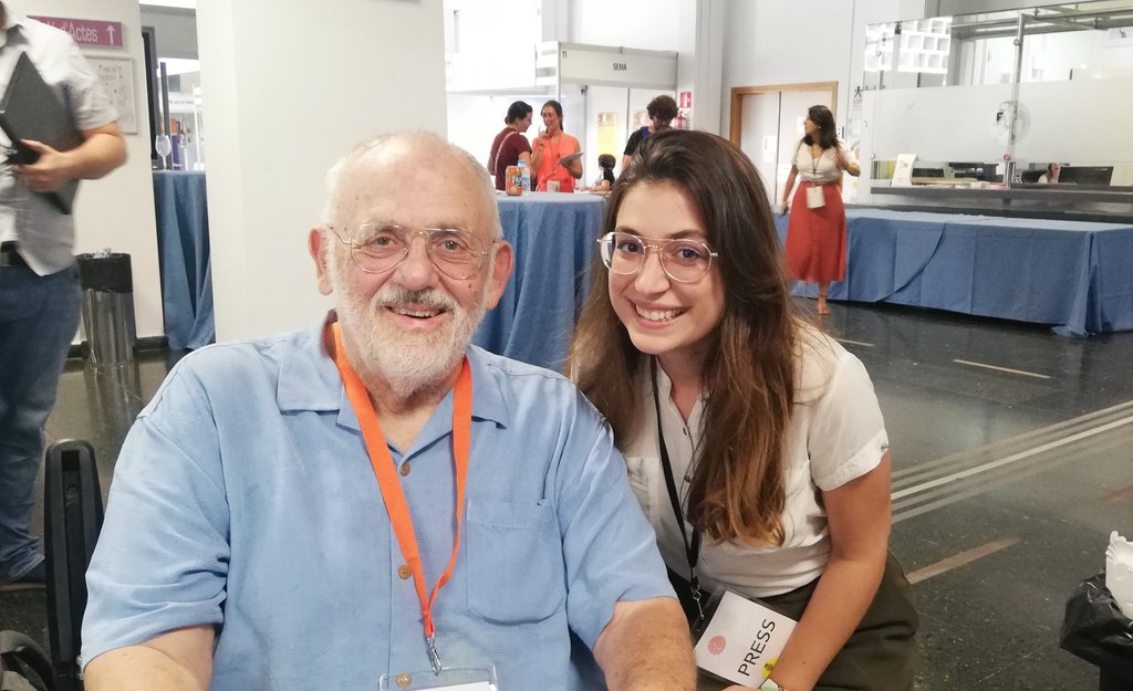 Patriciaenverde's tweet image. Mirando el mundo a través de las mismas gafas matemáticas que el creador de @MATLAB, Cleve Moler, en @ICIAM2019 #ICIAM2019 #SheLovesMatLab #Matemáticas