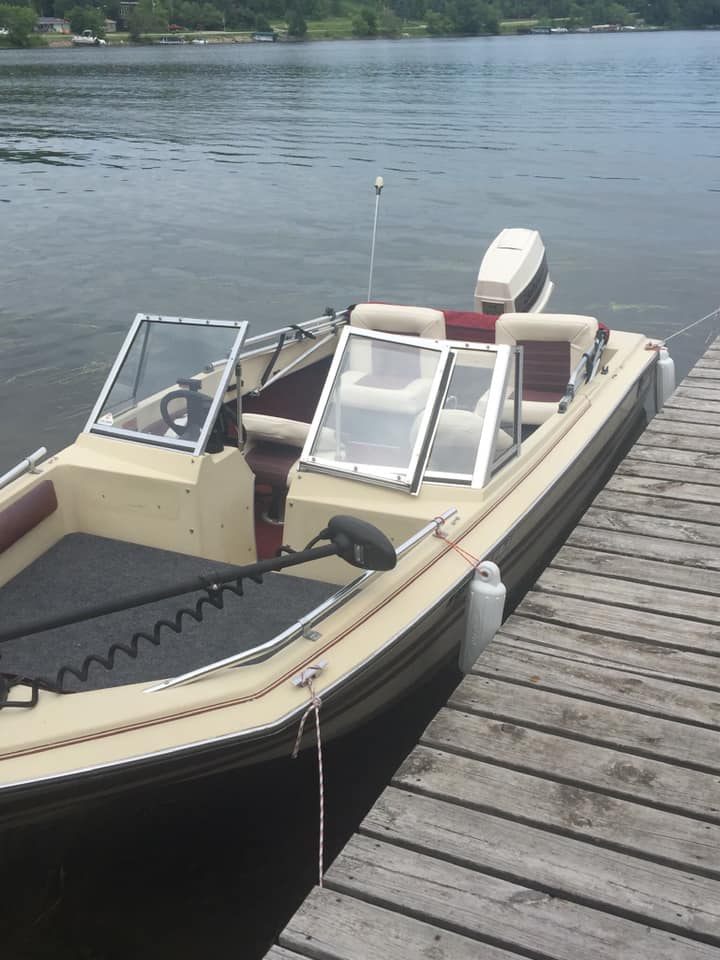 CodeZeroFargo's tweet image. Today we tinted a 1979 Larson boat with 20%. 
 Call us any time to get your boat tinted.
 701-478-0006