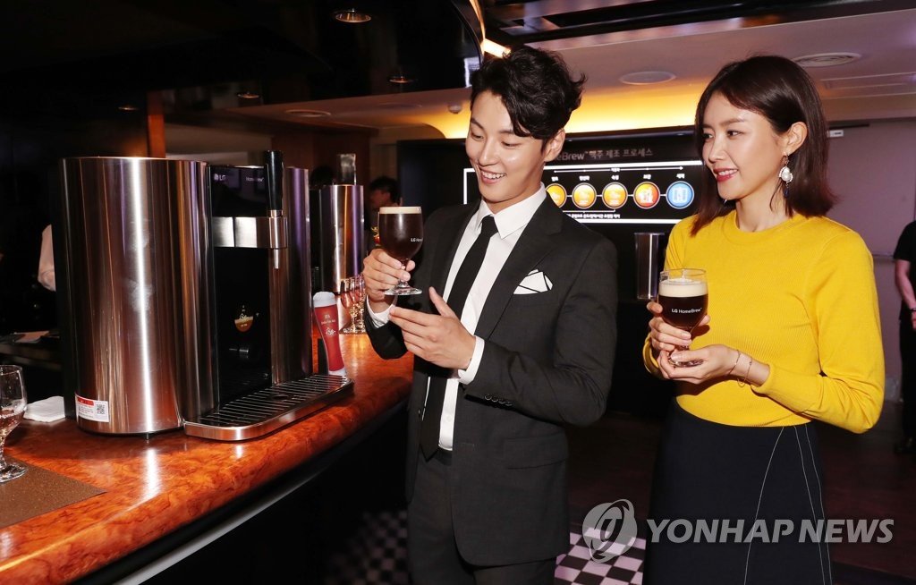 yunrac's tweet photo. Yoon Shi Yoon at LG HomeBrew presentation event🍺✨
#윤시윤 #섹시윤 #윤동구 #시유니 #尹施允 #ユンシユン #YoonSiYoon #YoonShiYoon #moa_ent #LGHomeBrew #LG홈브루 https://t.co/D61H2IABNu