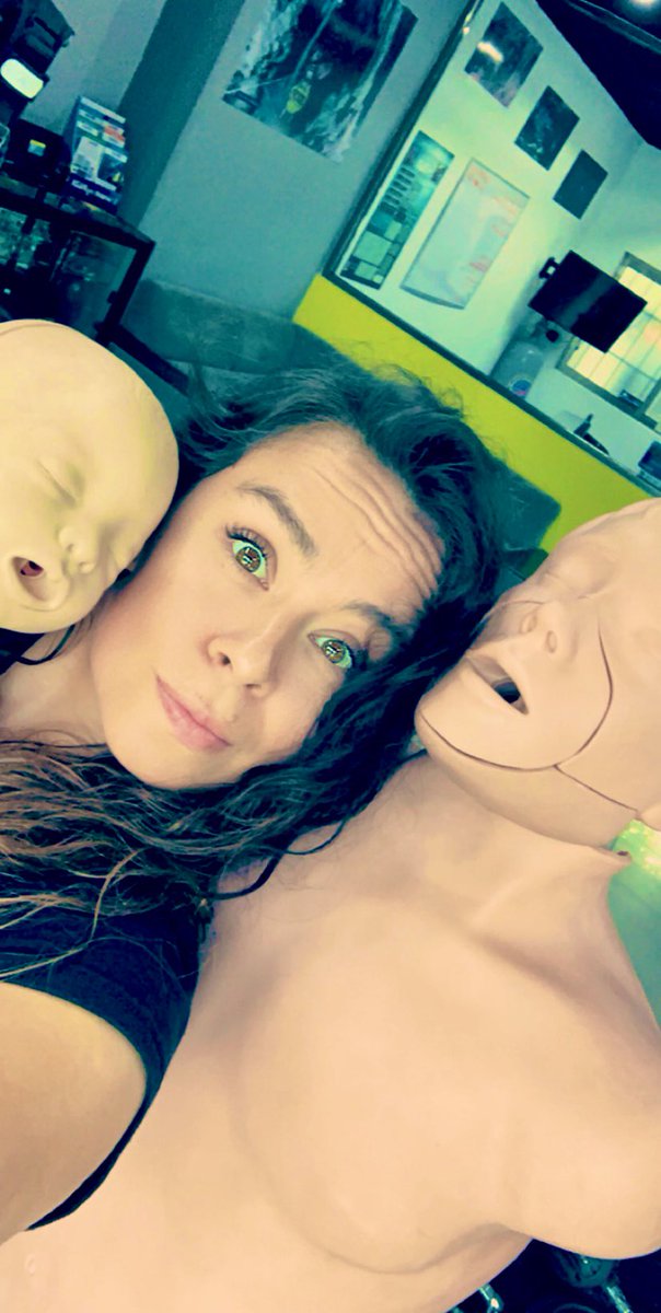 Veronik_just's tweet photo. - ¿Vero y la familia ?
-yo: no se diga mas ... ahí esta , son un poco serios pero caen bien 🤣 #familia #todaslasfamilissondiferentes #calleseseñora https://t.co/IgBsrH2X8t