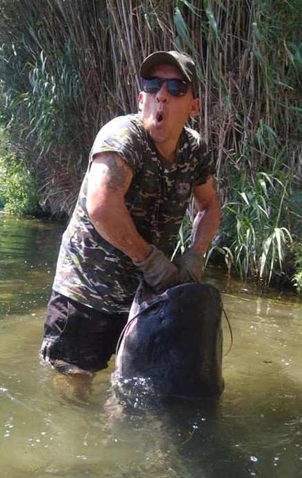 castingonebro's tweet photo. Craig and Chris are with us this week, after 10 minutes Craig wrestles with this monster 150lb. PB for Craig  Well done Craig , bet you needed a rest after that #castingontheebro  #catfish #ribarojadebre #riverebro #wildcarp #spain #gardenswims #100lbplus #150lb #monstercatfish https://t.co/gzHELh2oaL