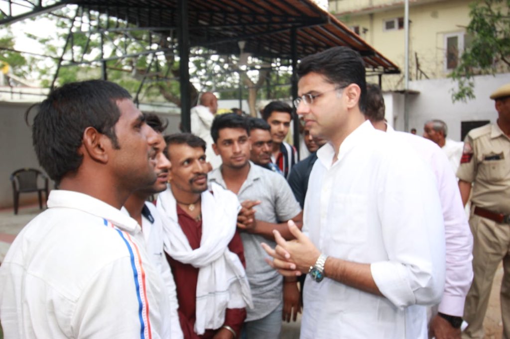 SachinPilot's tweet photo. आज शाम सिविल लाइन स्थित निवास स्थान पर प्रदेश के विभिन्न जिलों से ���ये हुए जनप्रतिनिधियों एवं  कार्यकर्ताओं से मुलाकात कर उनकी समस्याएं सुनी एवं उन्हें आश्वस्त किया कि शीघ्र ही उनकी समस्याओं को हल किया जाएगा। https://t.co/zlQBchAUSZ