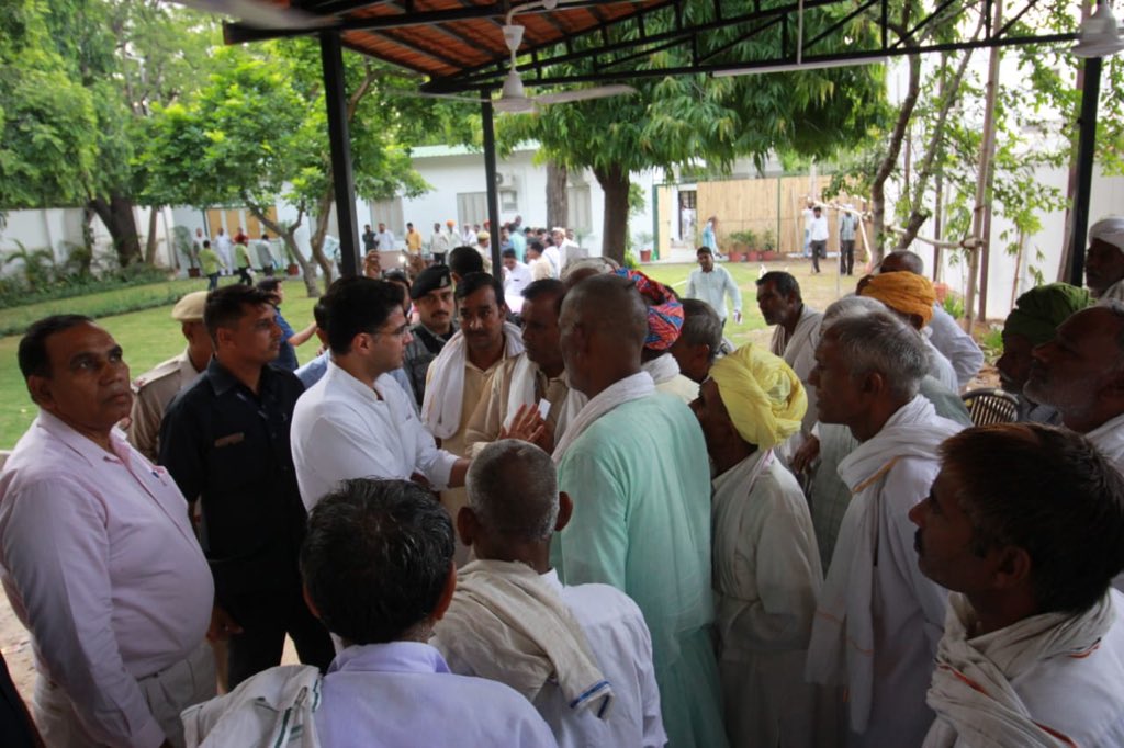 SachinPilot's tweet photo. आज शाम सिविल लाइन स्थित निवास स्थान पर प्रदेश के विभिन्न जिलों से ���ये हुए जनप्रतिनिधियों एवं  कार्यकर्ताओं से मुलाकात कर उनकी समस्याएं सुनी एवं उन्हें आश्वस्त किया कि शीघ्र ही उनकी समस्याओं को हल किया जाएगा। https://t.co/zlQBchAUSZ