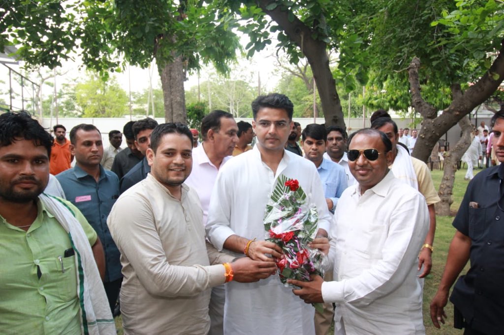 SachinPilot's tweet photo. आज शाम सिविल लाइन स्थित निवास स्थान पर प्रदेश के विभिन्न जिलों से ���ये हुए जनप्रतिनिधियों एवं  कार्यकर्ताओं से मुलाकात कर उनकी समस्याएं सुनी एवं उन्हें आश्वस्त किया कि शीघ्र ही उनकी समस्याओं को हल किया जाएगा। https://t.co/zlQBchAUSZ
