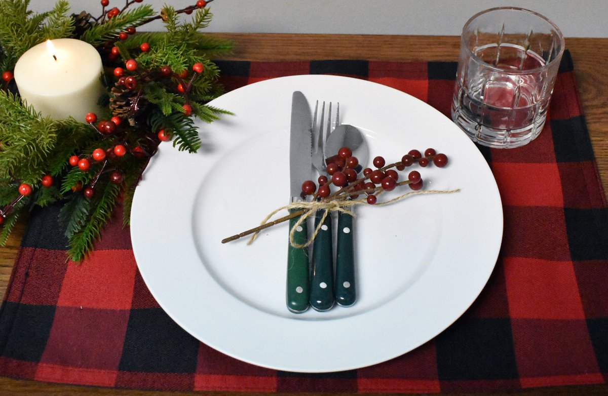 It's never too early to start thinking #Christmas! Check out our entire #holiday line of #wreaths, #garlands, #candlerings and more! 
homedecorativeaccents.com/collections/ho…