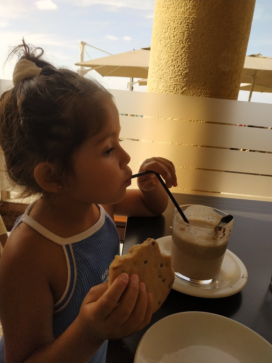 juliafores's tweet photo. Merendando😘😘 https://t.co/GCJRyRmJHk