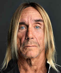 Mortimer_Fu's tweet photo. Jennifer Aniston también se apunta a la moda del FaceApp https://t.co/MbYvnMqCKY