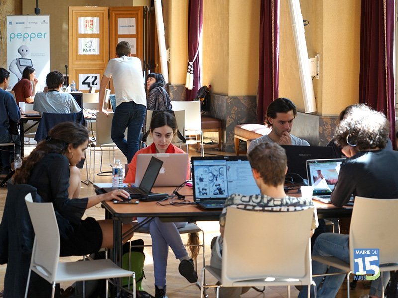 Philippe_Goujon's tweet image. 💻 2eme édition du #SummerCodingCamp que nous organisons à la @mairie15 !
✅ 200 jeunes de 16 à 24 ans formés gratuitement au code et à la programmation robotique par des spécialistes. Ils participeront également à une journée d'immersion en entreprise.
#Le15emepourvous