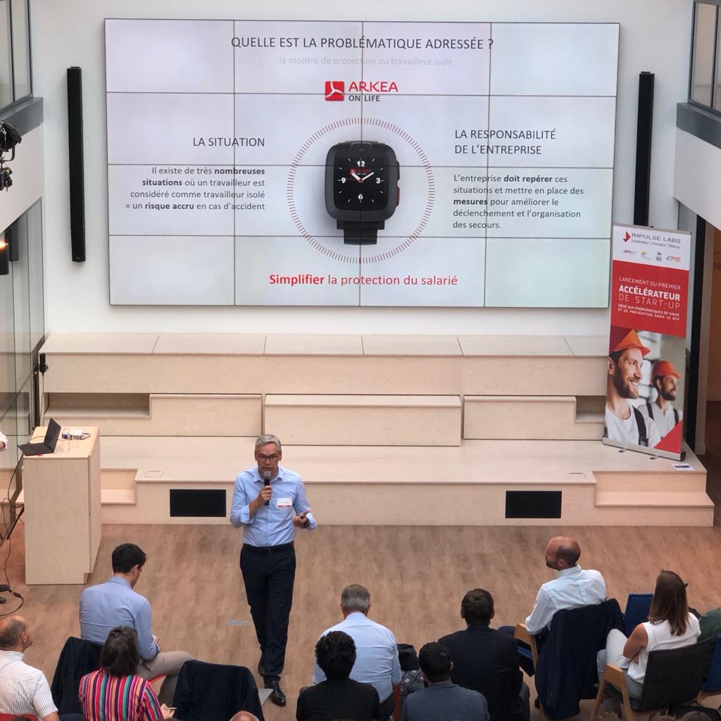 3CABTP's tweet photo. #preventionbtp #innovationbtp Place à #ARKEAONLIFE qui nous dévoile une montre connectée pour les travailleurs isolés ! La promesse : simplifier la protection des salariés ! https://t.co/AHksAdblpM