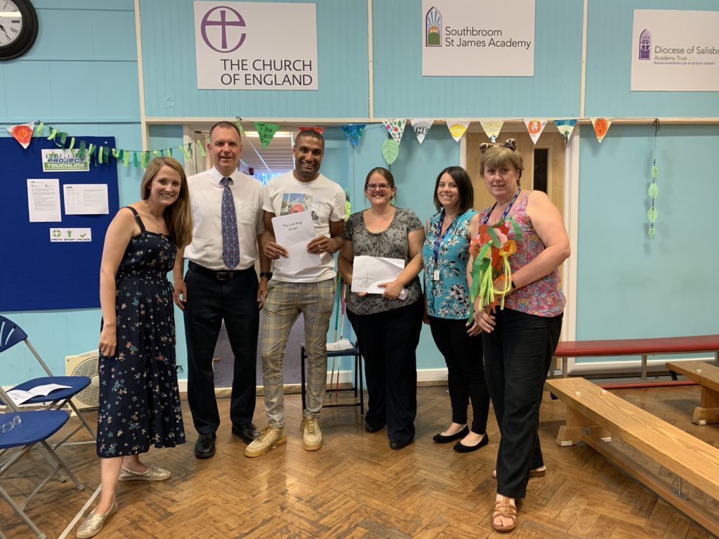 So Richie from <a href="/BBCRadio2/">BBC Radio 2</a> has arrived! Beyond excited #flourish 🌱<a href="/ZoeTheBall/">Zoe Ball</a> #TheLionKing