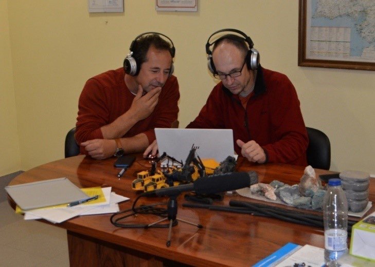 lingfieldnotes's tweet image. Season 1 finale, Ep 12: Miroslav Valeš on Fieldwork in the Americas &amp;amp; Spain is out now: lingfieldnotes.podbean.com/mf/play/ka2mnx… 📸: Transcribing an interview (Community-Driven Documentation and Description of A Fala)