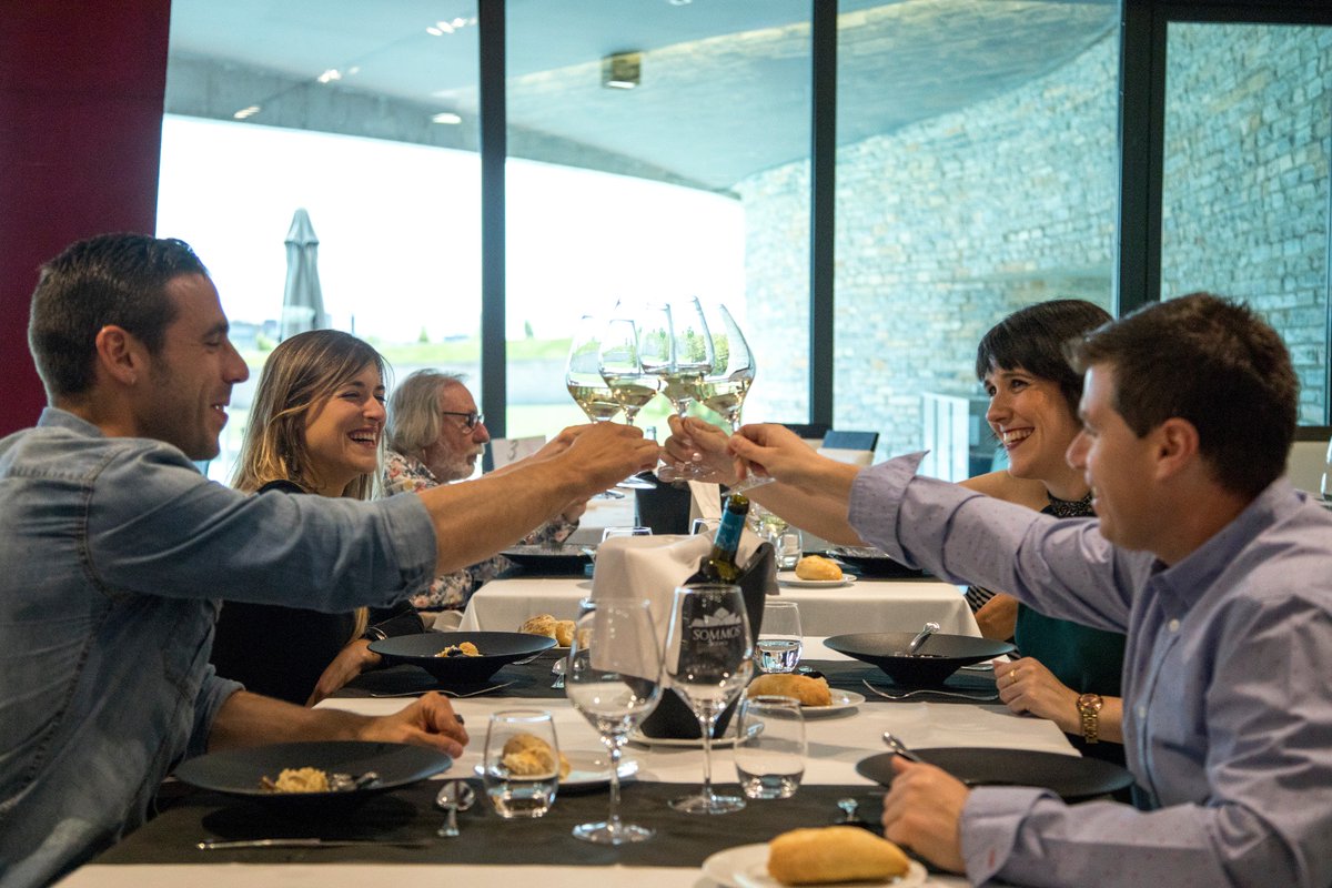 ¿Te gustaría que nuestro chef y jefe de sala fuesen a cocinar a tu casa para ti y los tuyos?
Os invitamos a disfrutar de nuestra nueva experiencia sensitiva a través de vuestro paladar.
Entra en sommosemociones.com y participa.
Sorteo el 31 de julio de 2019.
#DisfrutaSommos