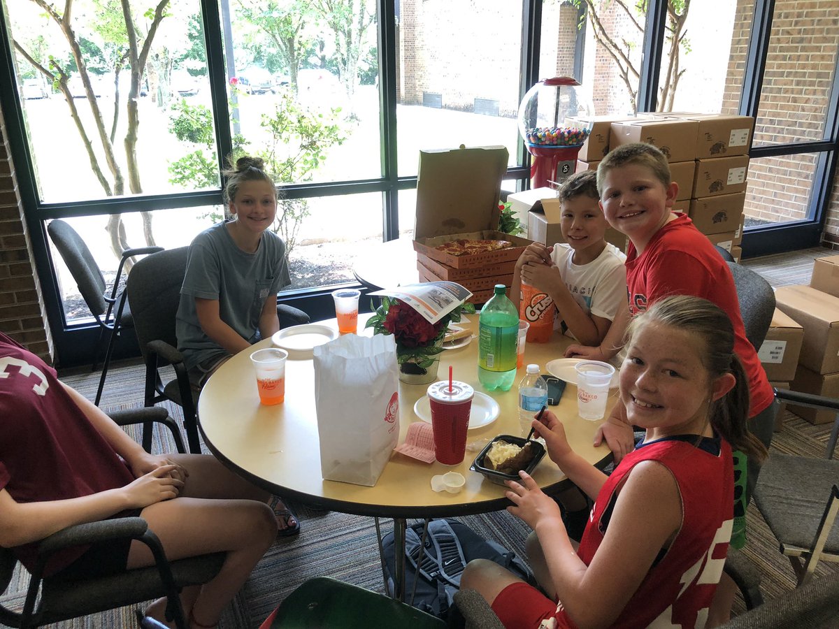 fhs_walsh's tweet photo. Halls Middle Beta club members getting in some service hours. #MiddleSchoolPrecision @HallsMiddle https://t.co/FU8ccdq9o9