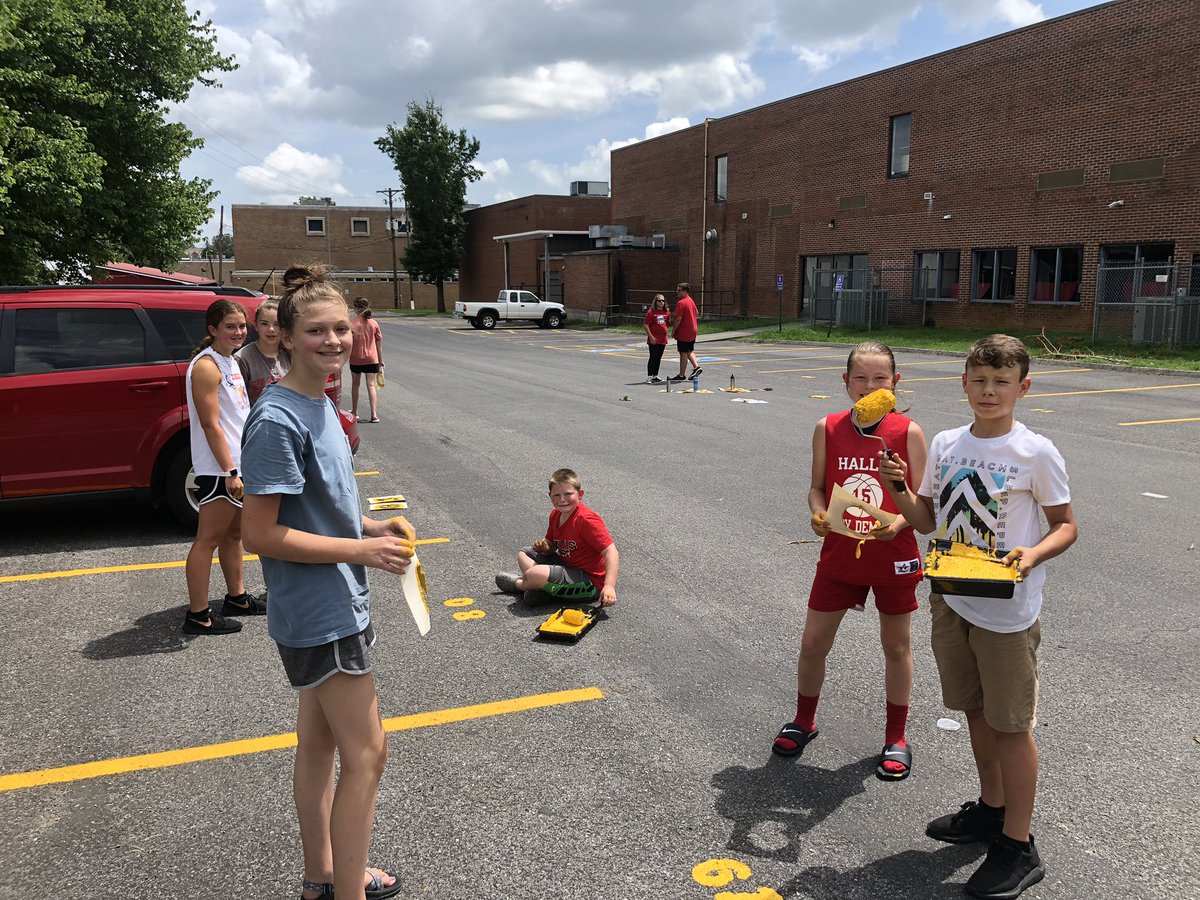 fhs_walsh's tweet photo. Halls Middle Beta club members getting in some service hours. #MiddleSchoolPrecision @HallsMiddle https://t.co/FU8ccdq9o9