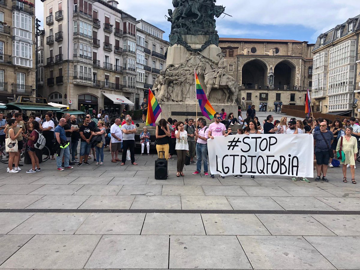 e28gasteiz's tweet photo. Gure hiriko kaleetan gorrotoaren beste biktima bat izan dugu azken astean, 16 urteko gazte baten aurkako eraso homofoboa.

EZ DUGU LGTBIQ-FOBIARIK ONARTUKO, EZ HEMEN, EZ INON.

✊Erasorik ez erantzunik gabe!!✊

🔻Gora borroka transmaribibolloa!🔻 https://t.co/6OjJC12zYD