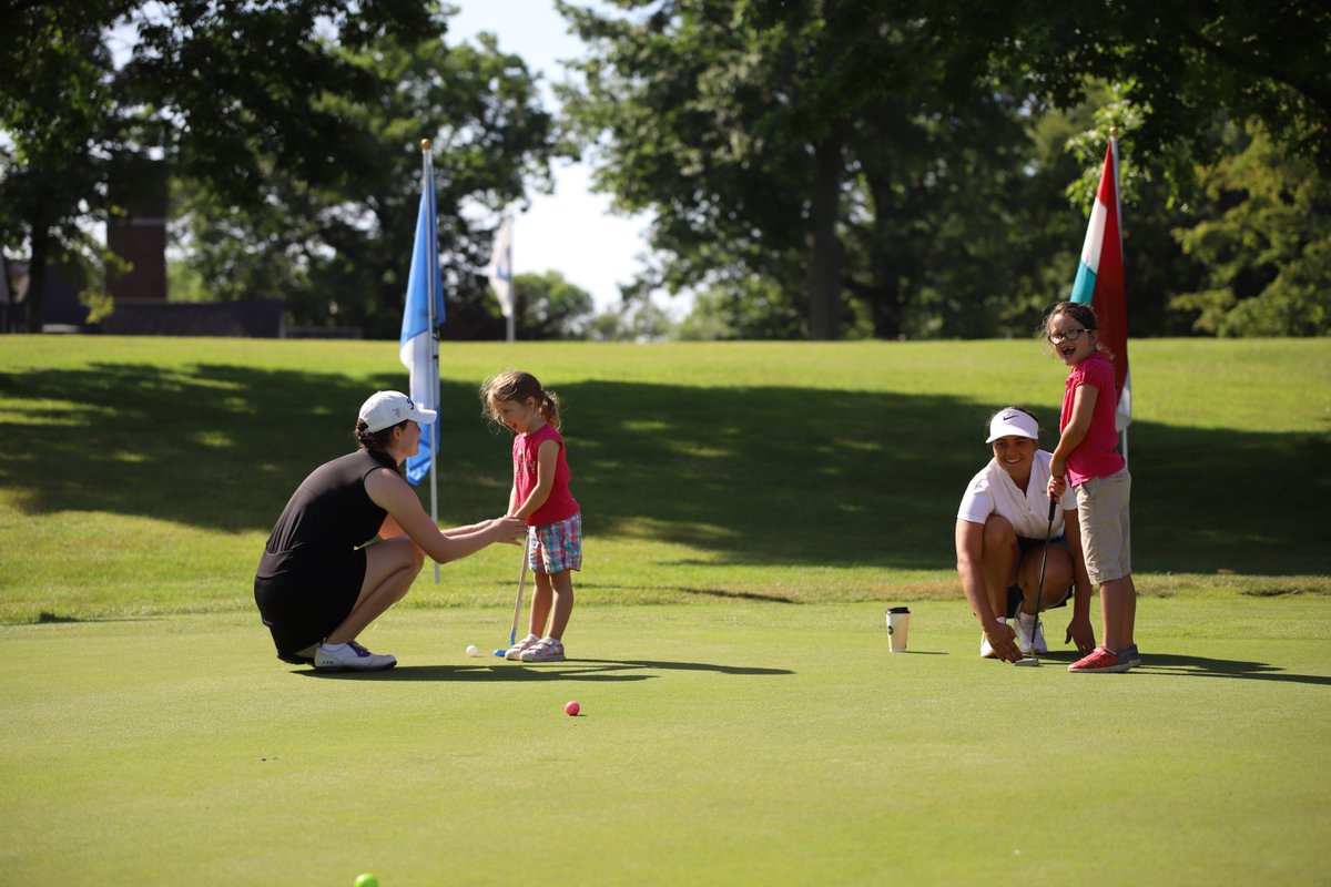 Teaching the kiddos never gets old and seeing their big smiles gets me every time 😀 🏌️‍♀️ #JuniorClinic #DDCUClassic #Road2LPGA