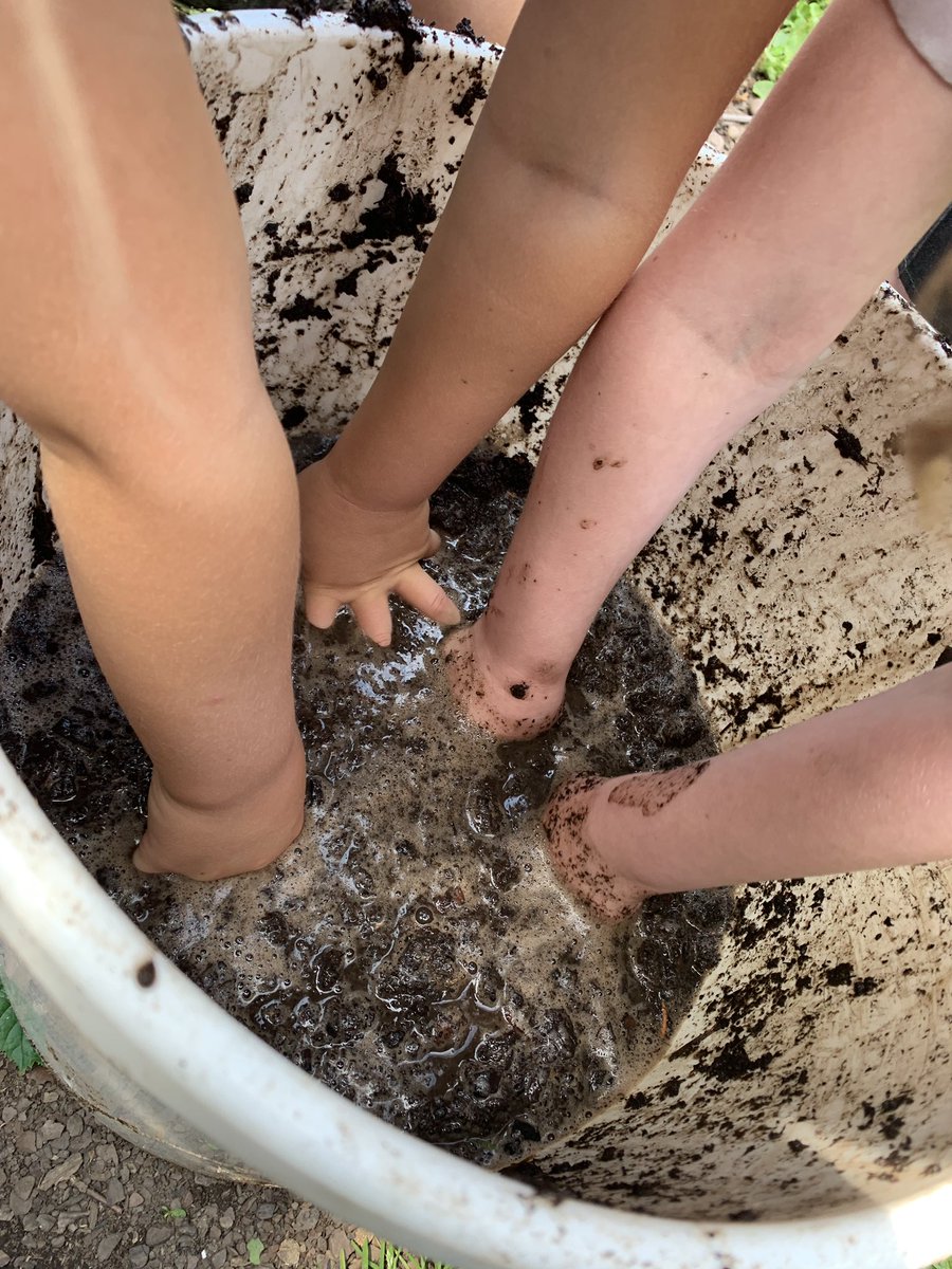 BfhaF2's tweet photo. Getting messy creating mud pies today 🌿🌳@BilsthorpeFha #outdoorclassroom #curiosityweek #teamworkmakesthedreamwork https://t.co/3hU607HPwc