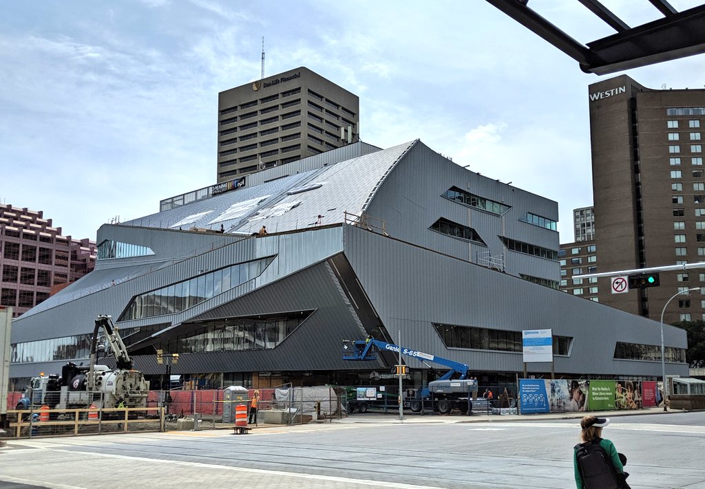 Rob3rto_V's tweet image. I don&apos;t know anything about the concept, design, or anything. But the comments are right... this does look like a tank.

#yegdt #yegarchitecture