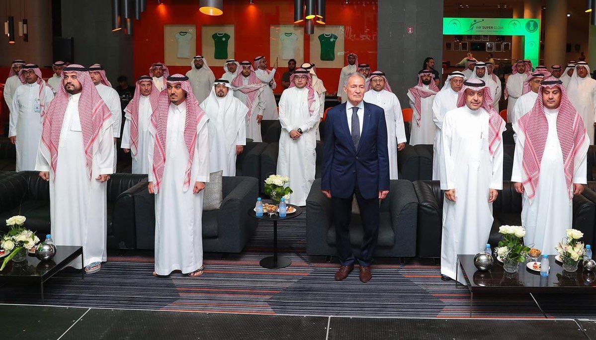 aawsat_spt's tweet photo. من #السعودية | الأمير عبدالعزيز الفيصل رئيس هيئة الرياضة يدشن شعار بطولة العالم للأندية لكرة اليد #سوبر_جلوب بحضور الدكتور حسن مصطفى رئيس الاتحاد الدولي للعبة. 

#SUPERGLOBE_KSA https://t.co/kAZTu4VEhO