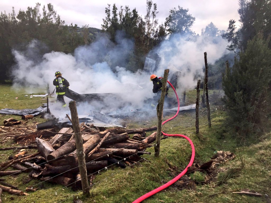 erchiloe's tweet photo. #Queilen 🚨
Incendio estructural sector #Contuy
Bomberos en el lugar trabajando.-
🚒💨
📷 @bgqueilen https://t.co/PkiF4evjSL