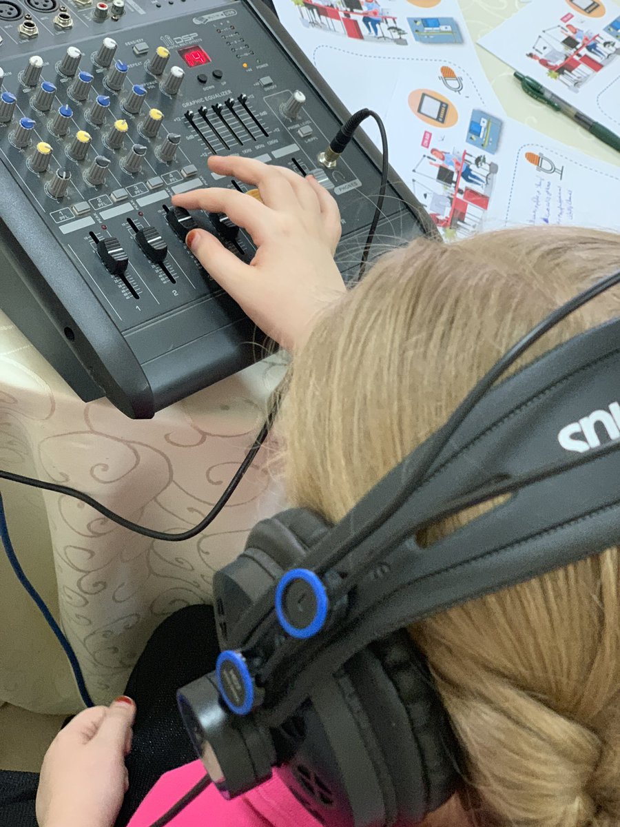 ✨ عالم الإعلام المرئي و المسموع ✨
youtu.be/rekcTBRFN-w
تنفيذ مؤسسة  #مرناة في نادي حي المتوسطة ٤٥ في بريدة للأطفال اليوم 👫😍👍🏻

•الأستديو الإذاعي 🎤🎧📻🌙
تجربة إعلامية لا تنسى 👇🏻