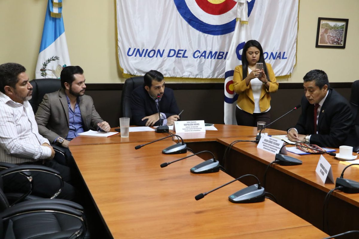 CongresoGuate's tweet photo. Diputados de la bancada Unión del Cambio Nacional se reunieron con autoridades del Ministerio de Comunicaciones, de la Dirección General de Caminos, de la Contraloría General de Cuentas y de la Procuraduría de los Derechos Humanos. https://t.co/TfLmT38bq8