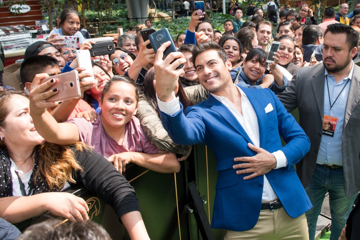 DisneyStudiosLA's tweet photo. ¡La Premiere de #ElReyLeón llegó a México!  
@_CarlosRivera (voz en español de #Simba) y #FelaDominguez (voz en español de #Nala) dijeron presente, además de un sin fin de invitados especiales. 🦁👑 https://t.co/2TYcjkEvd2