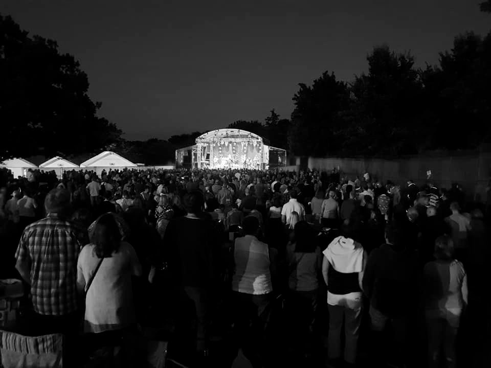 samtannerkeys's tweet photo. A gorgeous evening with the band, at Hampton Pool Summer Concerts. Capacity audience. We made some new friends. #gig #hampton #livemusic #band #samtanner #funkyshiz #soul https://t.co/S0Ci9r4wUw