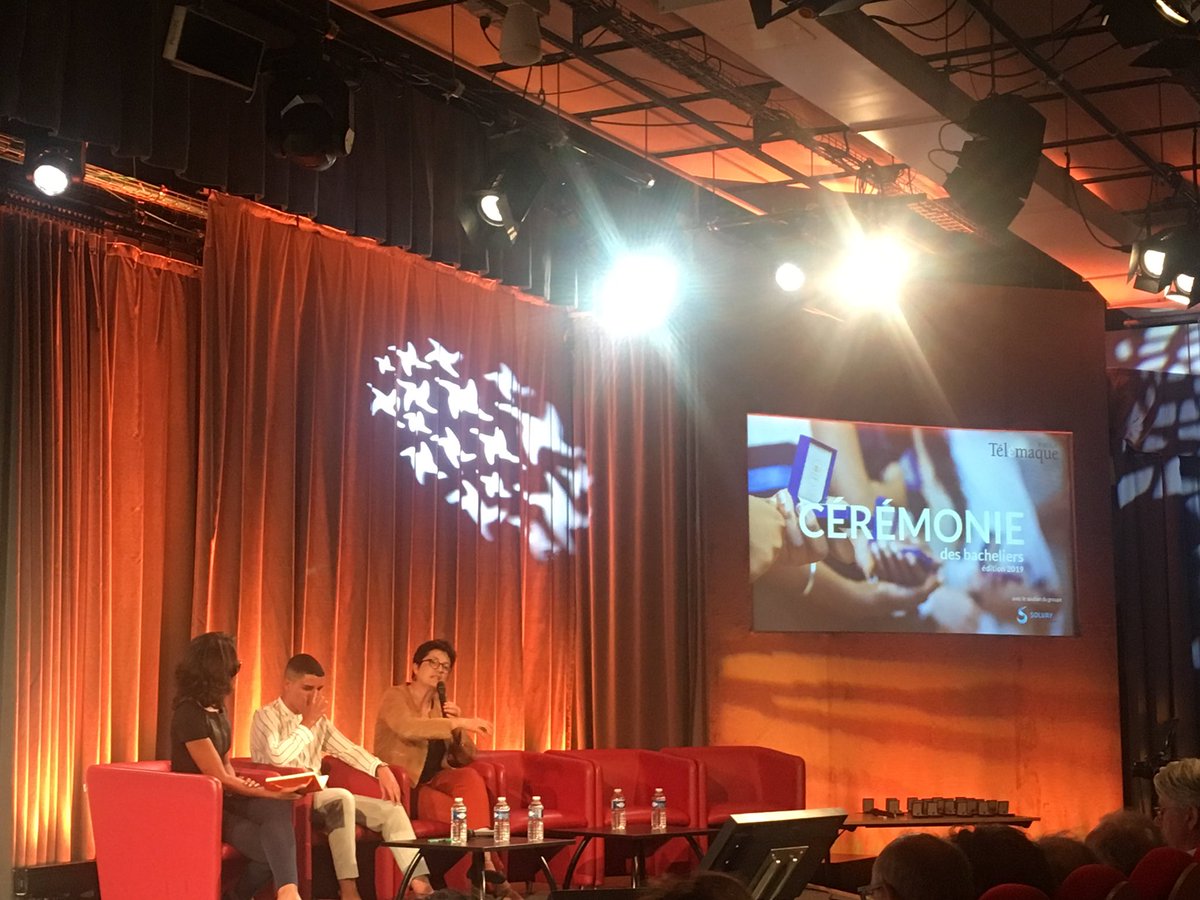 Telemaque_asso's tweet photo. Regards croisés entre @SylvieCharriere députée @seinesaintdenis et responsable des cités éducatives avec Hamza Berraich, bachelier 2019 à Clichy-sous-bois - mention bien  #ceremonieBAC2019 #reussite @Inst_Telemaque https://t.co/QCxl50MdhK
