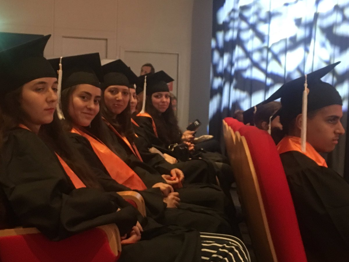Telemaque_asso's tweet photo. Regards croisés entre @SylvieCharriere députée @seinesaintdenis et responsable des cités éducatives avec Hamza Berraich, bachelier 2019 à Clichy-sous-bois - mention bien  #ceremonieBAC2019 #reussite @Inst_Telemaque https://t.co/QCxl50MdhK