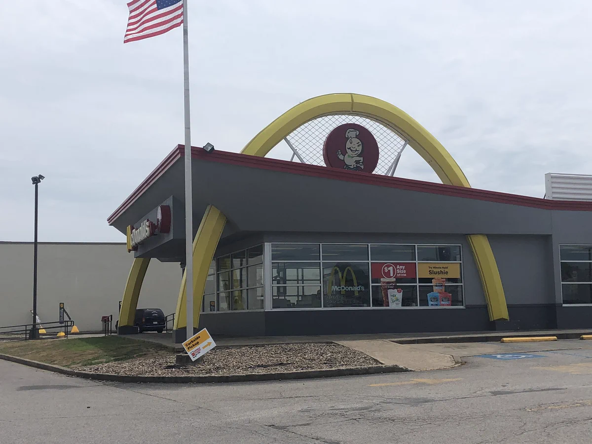 ロゴが怪しすぎる・・・偽物のマクドナルドかと思いきや本物だったwww