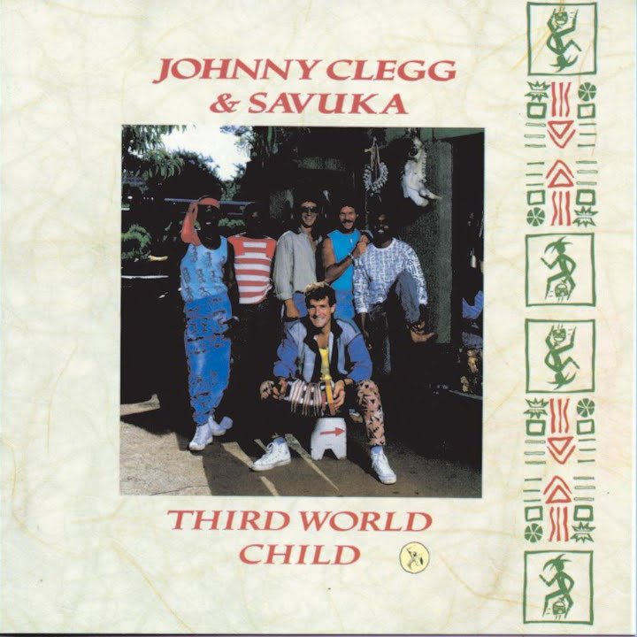 Cette claque... Johnny Clegg - le "zoulou blanc" est mort. 
😩😢
Cet album était un de mes premiers 33 tours. 1987. 
J'écoutais en boucle Asimbonanga et Scatterlings of Africa.
Il était un tel symbole de paix et de rassemblement, à l'époque de l'apartheid...
Très triste.