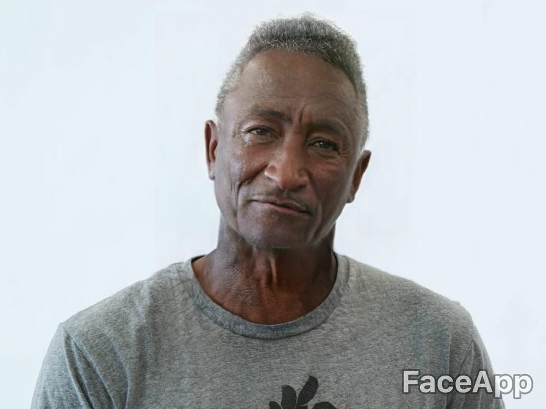 MKBHD's tweet photo. You kids today don't know what it was like to PLUG IN HEADPHONES https://t.co/HogXHiRYKZ