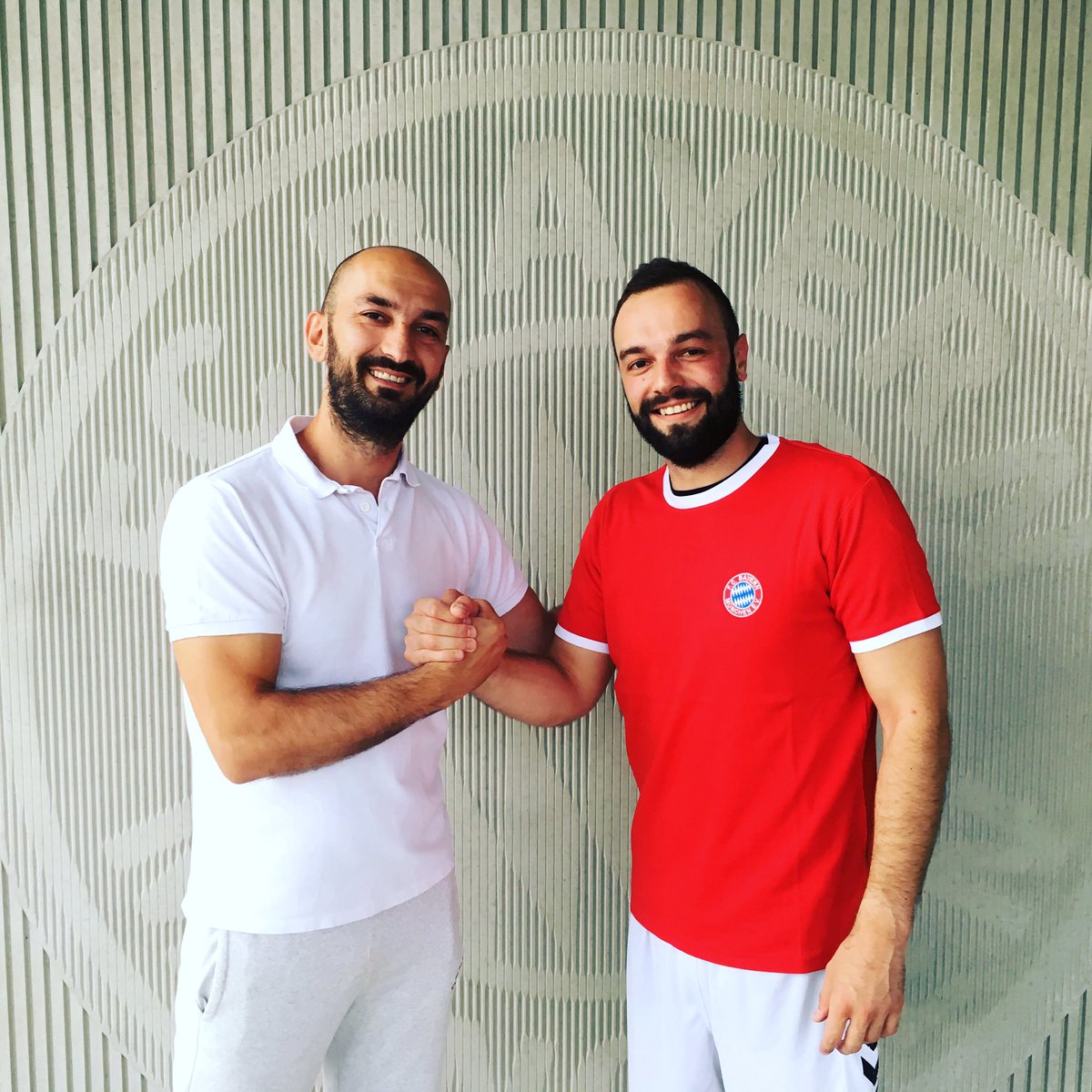 Auch Neuzugang Nr. 5, Nedim Trakic (28), freut sich mit unserem Trainer Danijel auf die bevorstehenden Aufgaben. Nedim ist variabel im Rückraum einsetzbar und bringt viel internationale Erfahrung aus Österreich und Bosnien mit. #herzlichwillkommennedim #miasanbazis #vielerfolg