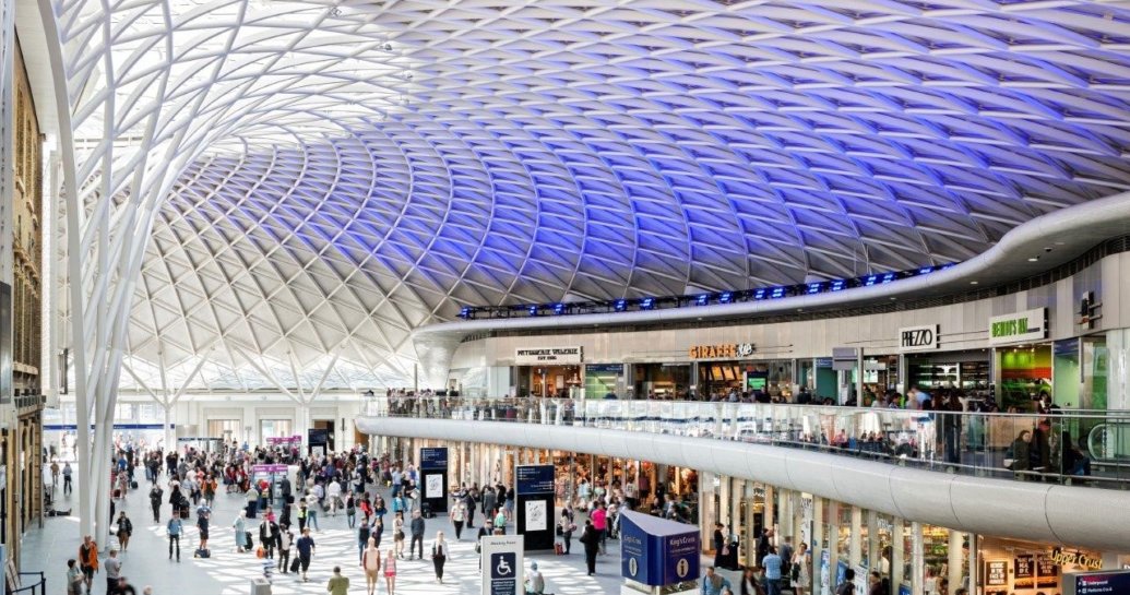 networkrail's tweet photo. 🙌 Did you know half of the retailers at our managed stations have stopped supplying plastic cups and cutlery❓
♻ It comes as we've launched a scheme to highlight greener shops to passengers:
➡️ https://t.co/xYD7IMwpUI
#environment #greencommitments https://t.co/mk8aRVLuLM