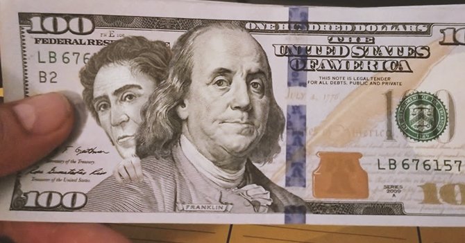 ChiguireBipolar's tweet photo. Bolívar abandona sus billetes y se arrima a Benjamin Franklin en billete de 100 dólares https://t.co/8xKowI5Pgy https://t.co/YpaNok1v5B