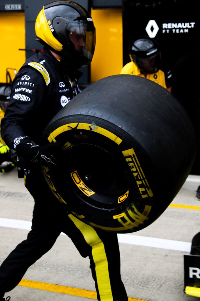 JessGraceRoach's tweet photo. Some more images from my @F1 work experience shoot at #BritishGP. Thanks @PhotosByPennie for the loan of a lens. #canonphotography @wbuxtonofficial @LandoNorris @RenaultF1Team @redbullracing @F1Thommo @jamesmoy @McLarenF1 https://t.co/CkONW2FeUG