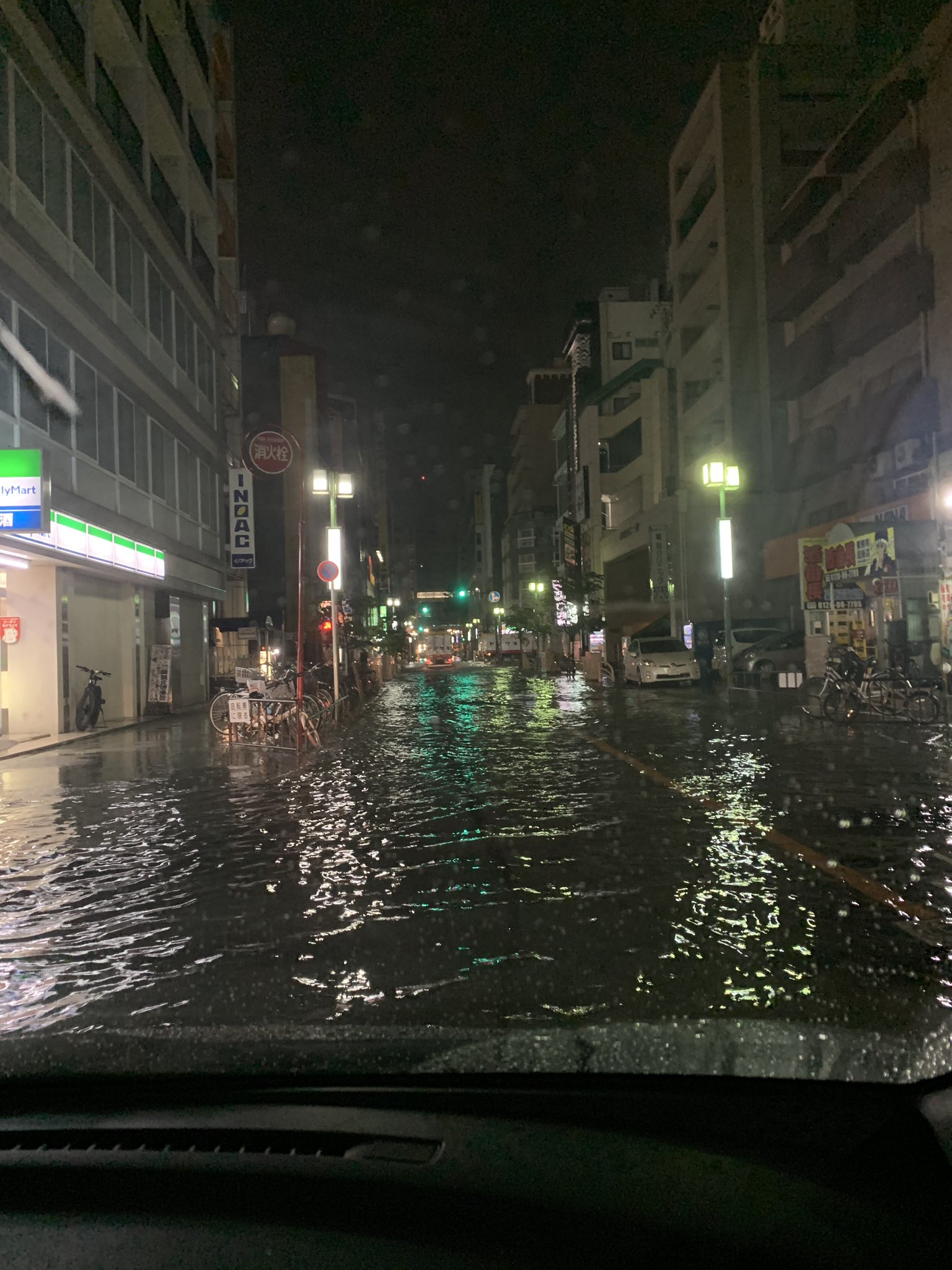 名古屋市中区栄がゲリラ豪雨で冠水している現場の画像