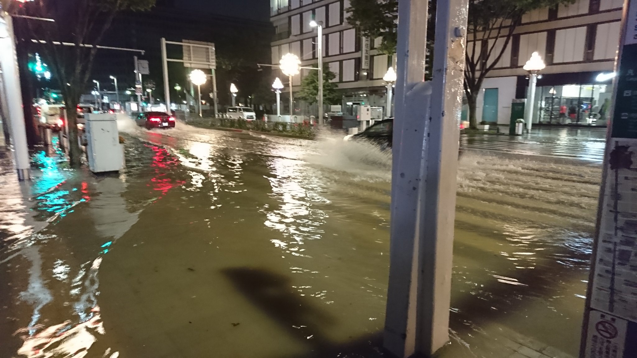 栄の道路が大雨で冠水している現場画像