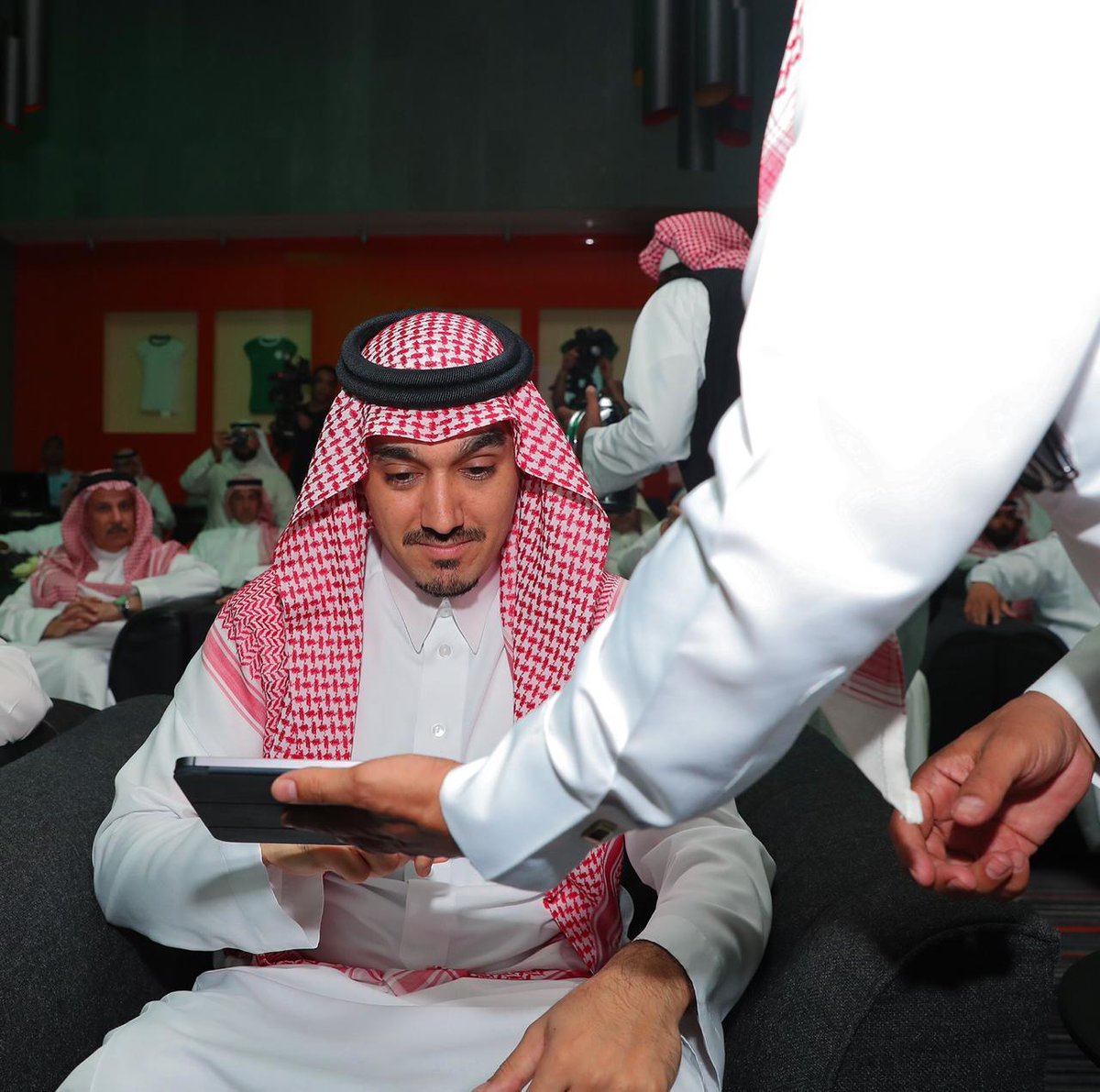 alyaum's tweet photo. رئيس «#هيئة_الرياضة» يدشن شعار بطولة «#سوبر_جلوب» 
https://t.co/DU8C2nnPwx

#سوبر_جلوب_في_السعودية
#SUPERGLOBE_KSA https://t.co/VXvP41iiAh