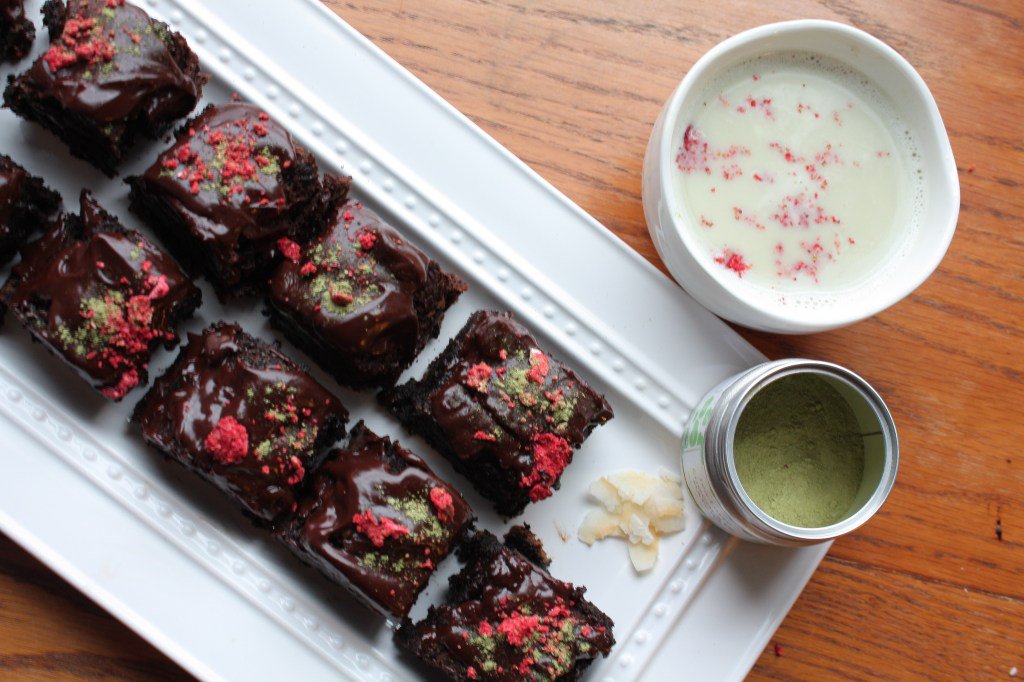 Chocolate Matcha Green Tea + Strawberry Brownies with Tea Forté bluebootsgo.com/2019/07/16/cho…