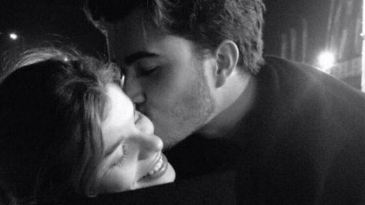 أرسلتُ إليها ورداً وبعد ساعاتٍ 
جاء تليفون ..
قالت: أشكرك لقد أسعدتني 
 ولم يكُن صوتها.
كان صوت الورد 

،،
#احمد الانيق