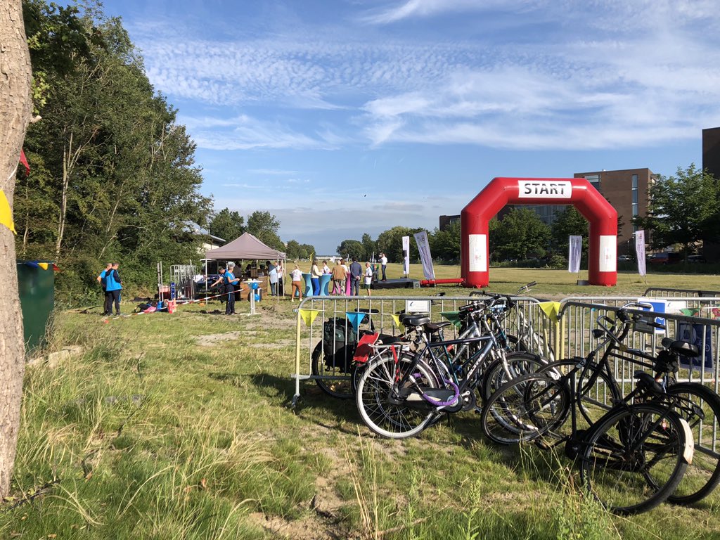 MarietteSedee's tweet photo. Inloop bij overdracht grond oude A9 door Rijkswaterstaat aan Haarlemmermeer. Feestelijke gebeurtenis, Crossrun voor jong en oud met 160 aanmeldingen. Kado van RWS was 10 kilo wegend geperst asfalt van de weg die dwars door B’dorp voerde :) Van asfalt naar tijdelijk gras. #hetLint https://t.co/irCrbXUJHl