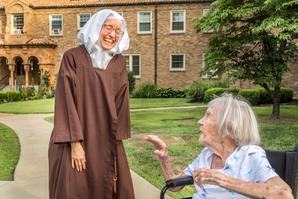 StLouisReview's tweet photo. Aside from praying, #Carmelite nuns and women religious honor God through simple beauties. On the feast of Our Lady of Mount Carmel, we say a special prayer to her to intercede for all women religious. 📸: @aeternusphoto
#OurLadyOfMountCarmel #CarmeliteMonastery #CatholicSTL https://t.co/A7JzMFrfoK
